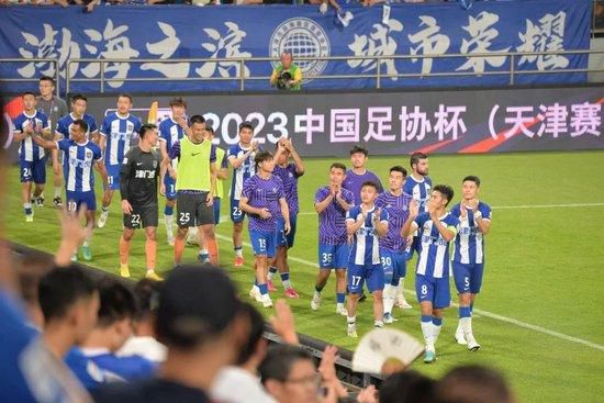 记者：阿什拉夫将再留一场，参加巴黎对阵图卢兹的法超杯决赛据记者MarcMechenoua透露，阿什拉夫将参加巴黎对阵图卢兹的法超杯决赛。